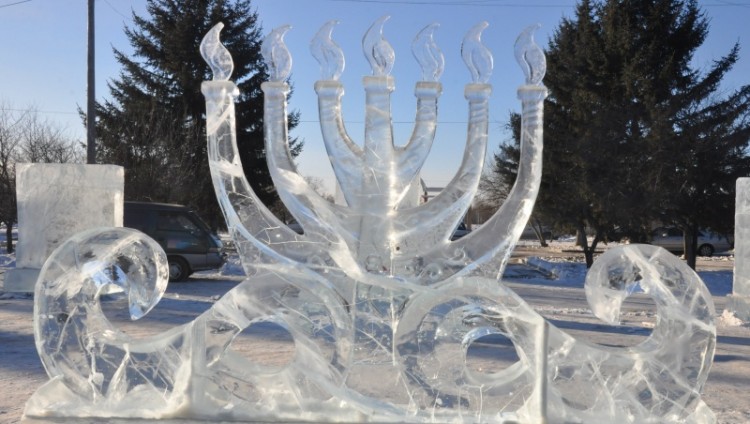 В Биробиджане стартует конкурс ледяных скульптур «Хрустальная менора»
